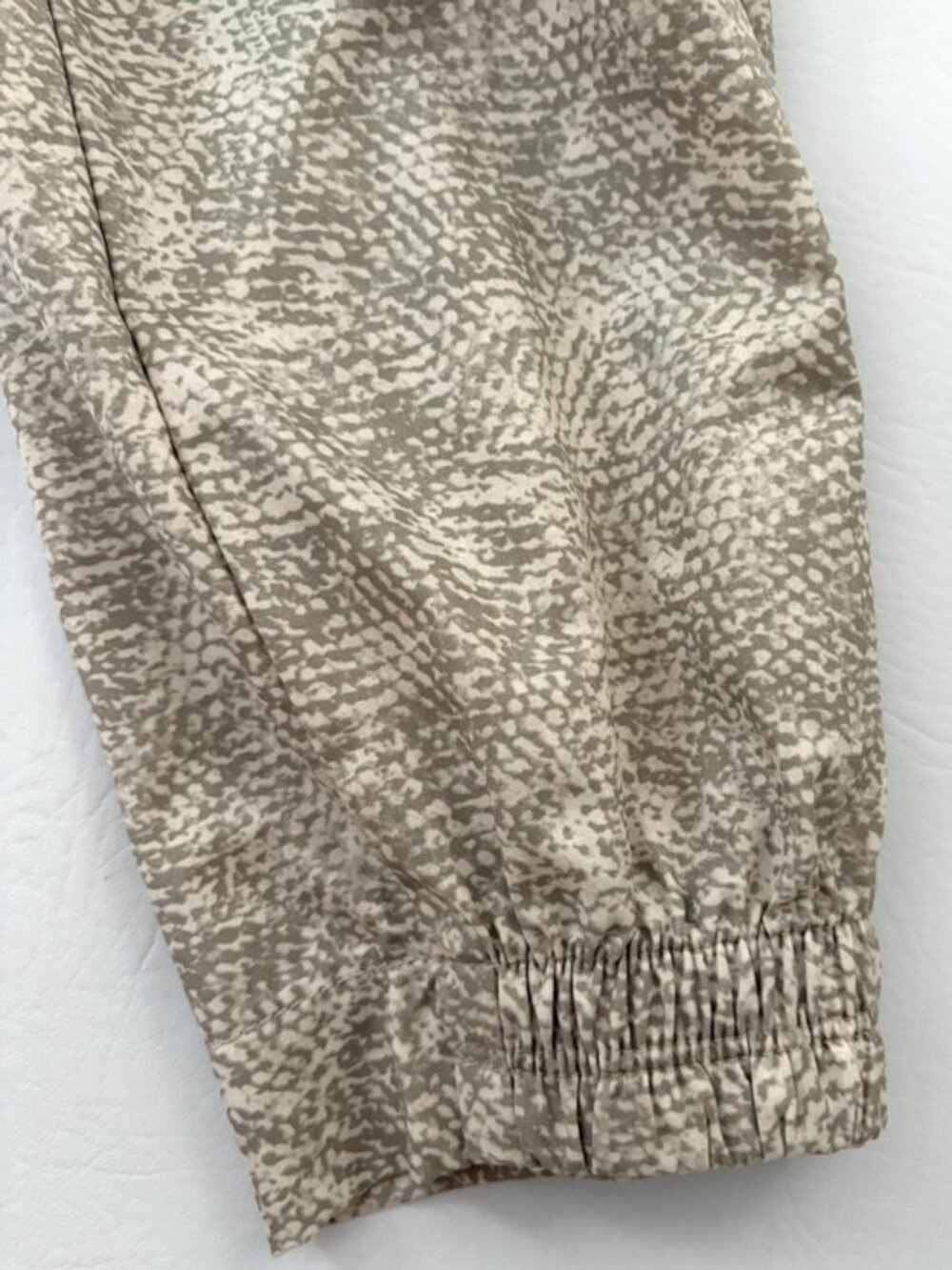 Athleta Women’s Pants Venture Printed Pants in a Viper Gray Joggers Size 4 Tall - Picture 13 of 15